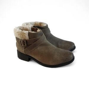 UGG Women's Benson waterproof ankle boots in distressed leather Size 8.5